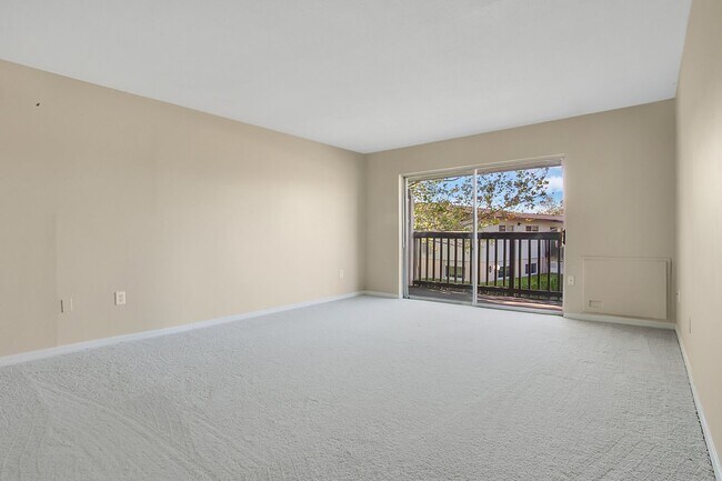 Building Photo - 1ST MONTH RENT FREE 2 Bed 1 Bath 2nd Floor Unit With Balcony In Desirable Area Winter Park Sectio...