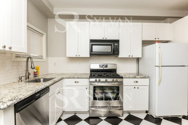 Building Photo - Brick 2 BR, 2 BA Townhome