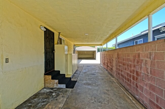 Building Photo - ***$500 OFF FIRST MONTHS RENT*** SPACIOUS, BRIGHT & AIRY, 3BR2BA HOME W/ GREAT OUTDOOR SPACE, LAR...