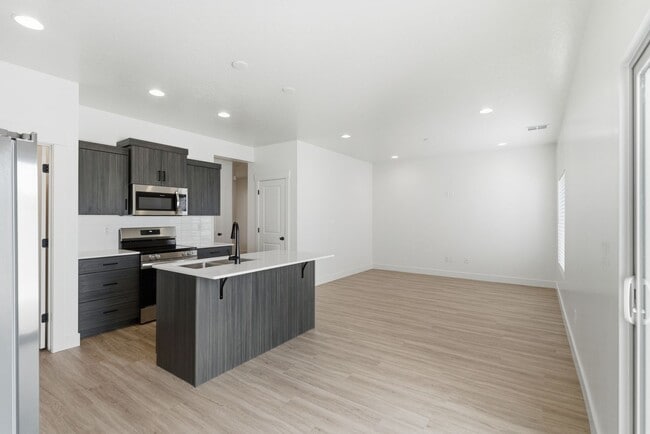 Building Photo - 5690 S Weehawken Ln