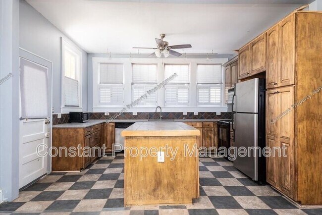 Building Photo - 979 Highland Terrace