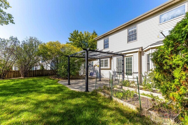 Building Photo - 1214 Shoreline Dr