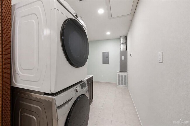 Building Photo - 1807 S Villa Real Dr
