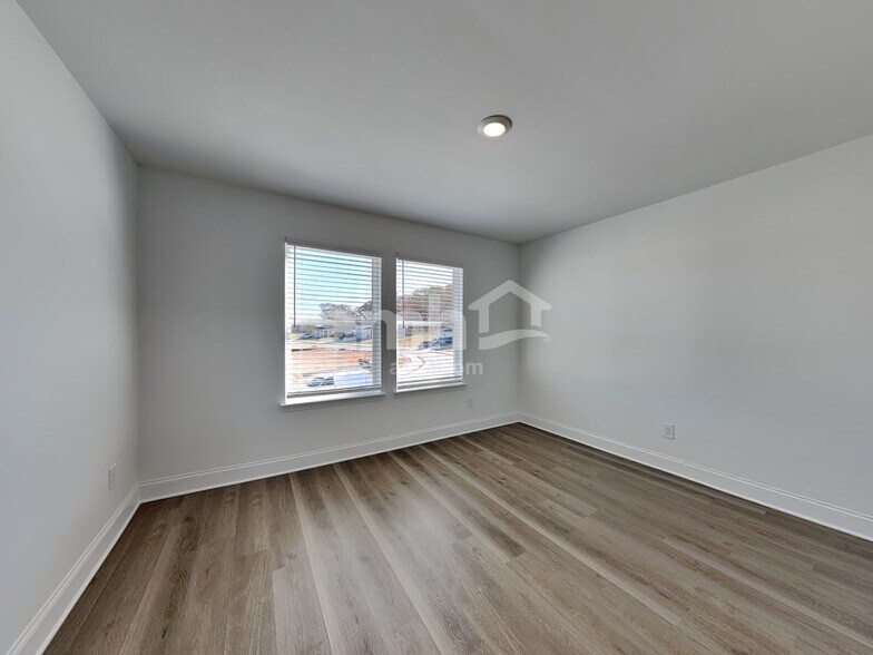 Building Photo - 522 Pointe Dr