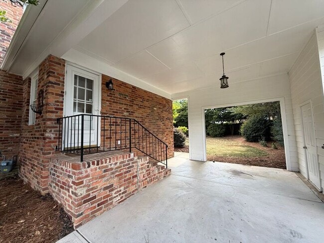 Building Photo - 5017 Sandlewood Dr