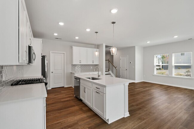 Building Photo - Gorgeous end-unit townhome near Brier Creek!