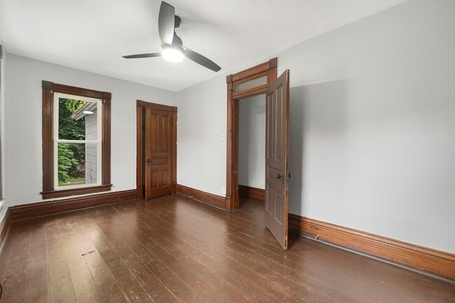 Building Photo - NEW LISTING -5 BEDROOM HOUSE!