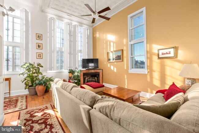 Building Photo - 809 Caroline St