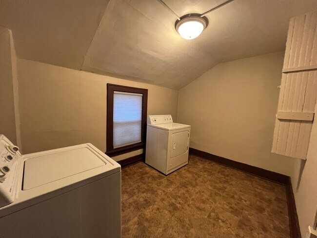 Building Photo - Spacious Three Bedroom Single Family near John Ball Zoo!