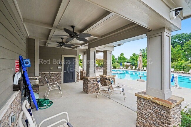 Building Photo - 655 Brookhaven Dr