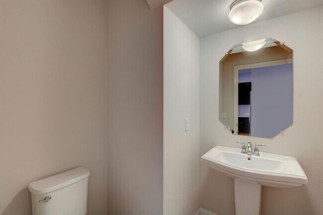 Building Photo - 13800 Lyndhurst St