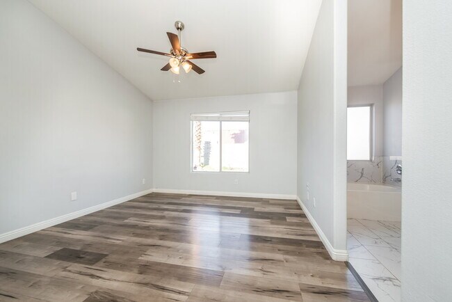 Building Photo - 704 Colonnade Row Dr