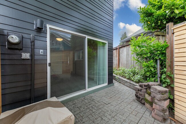 Building Photo - Amazing 3bed/1bath Fourplex with Private B...