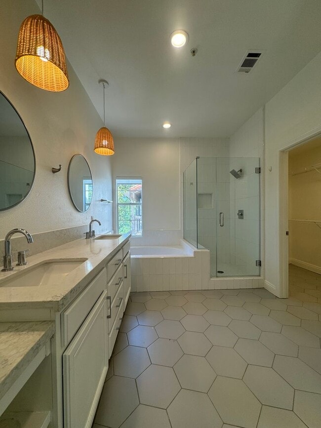 Building Photo - Modern Tri-Level Townhome in Tustin Ranch