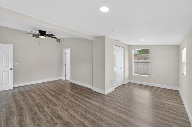 Building Photo - 2525 W Beach St