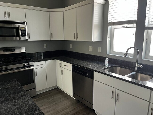 Building Photo - Incredible Downtown Salt Lake City Condo!