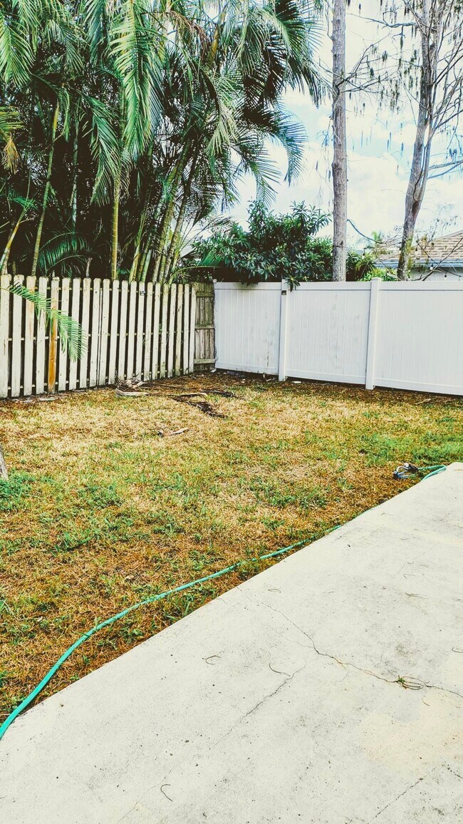 Building Photo - 1170 Staghorn St