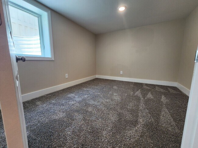 Building Photo - Completely remodeled 5 bed 2 bath home