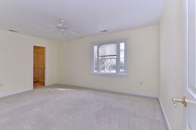 Building Photo - Low Maintenance Living in Williamsburg