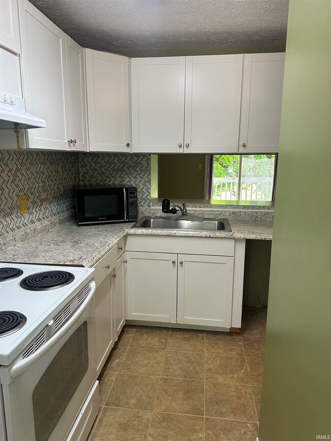 Building Photo - 562 E Graham Pl