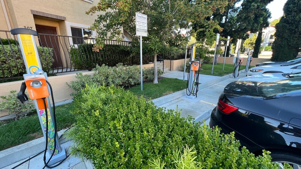 Building Photo - 3927 Nobel Dr