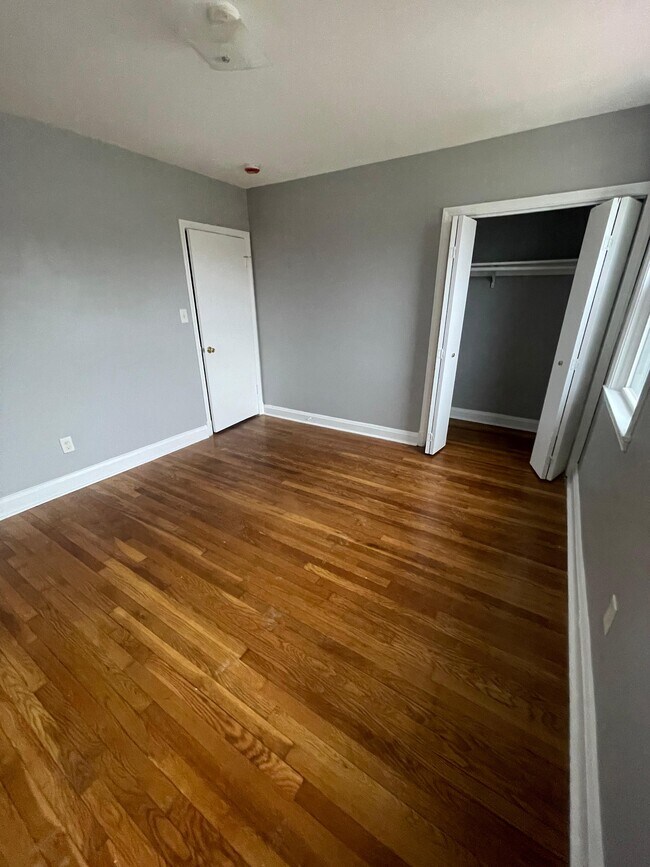 Building Photo - 4919 Schaub Ave