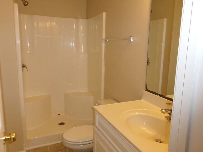 Building Photo - Second floor 2 bedroom, 2 bath condo with community pool