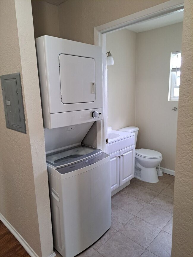 Building Photo - 1835 Carmona Ave