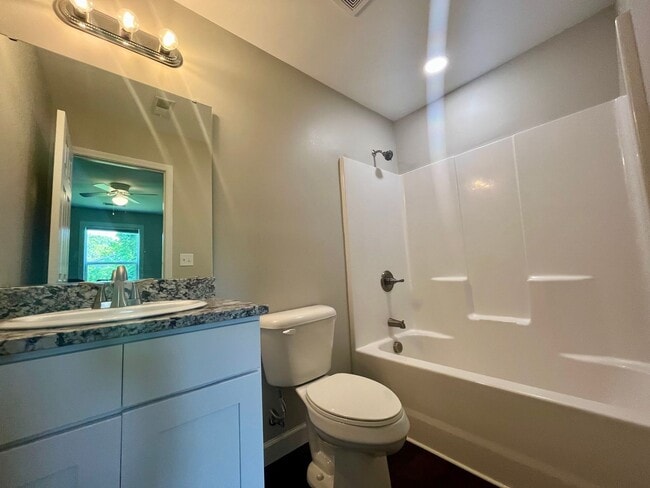 Building Photo - 3 Bedrooms | 2 Bathrooms | 1 Car Garage