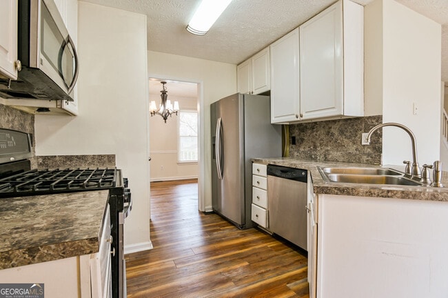 Building Photo - 105 N Oakland Cir