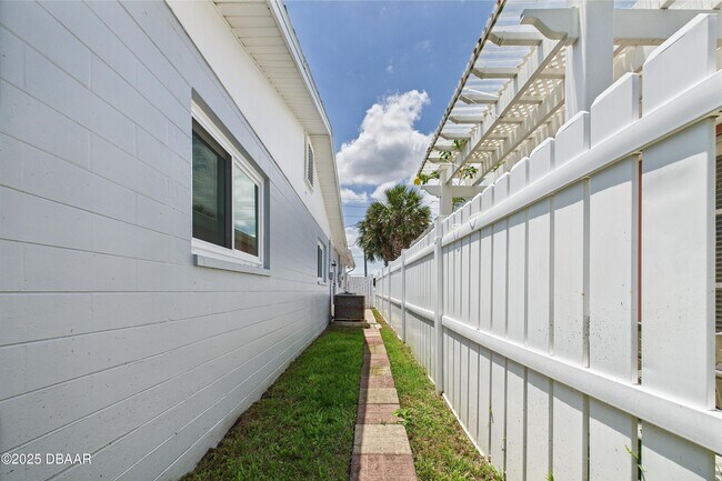 Building Photo - 4035 Oriole Ave