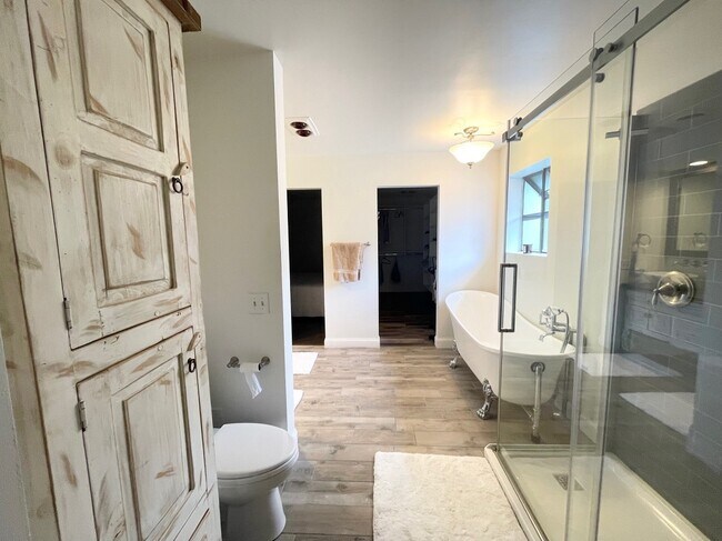 Building Photo - 3010 Fairview Rd SW