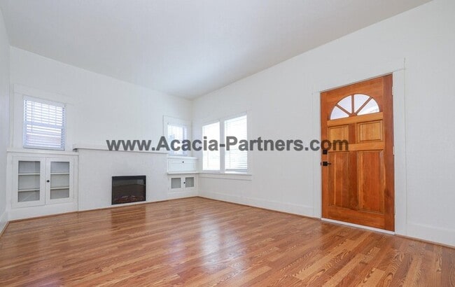 Building Photo - Historic Four Bedroom HOme