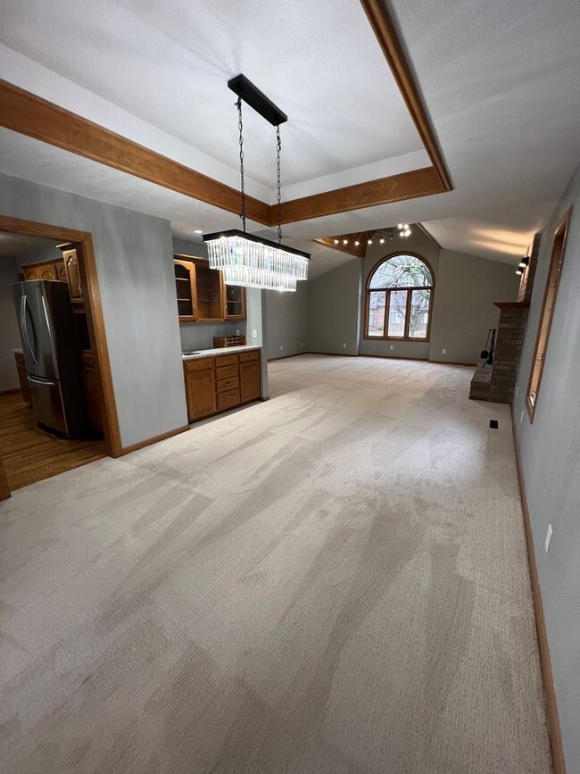 Building Photo - 5 bedroom/3 bath w/mother in law style qua...