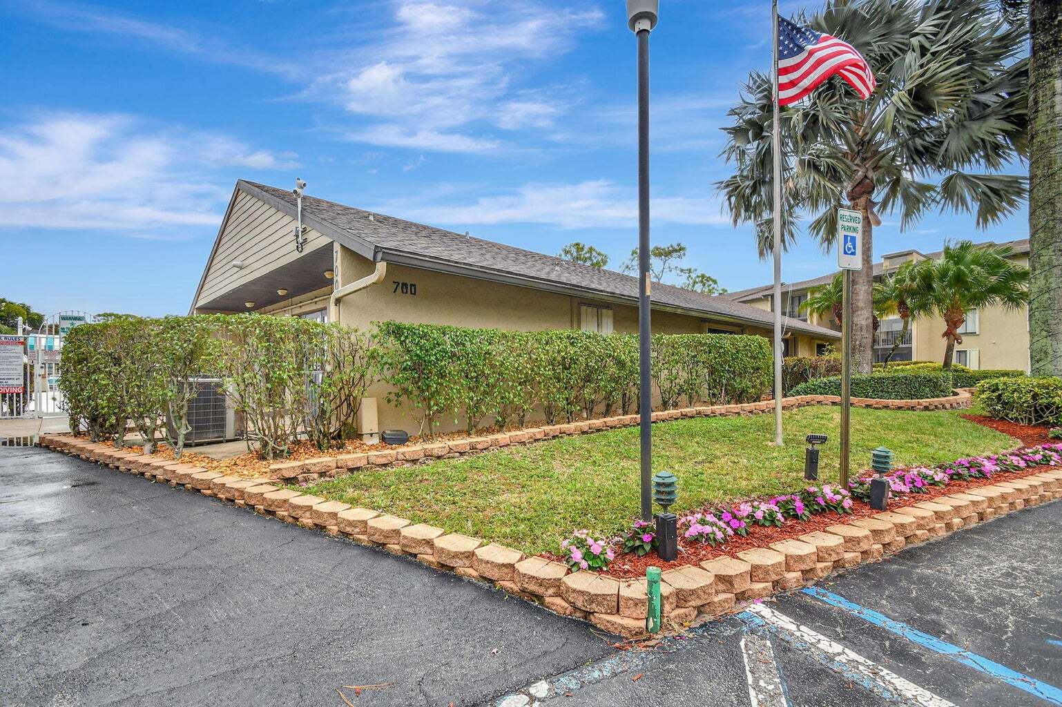 Building Photo - 704 Sunny Pine Way