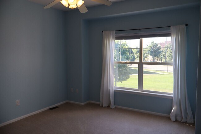 Building Photo - Spacious 2 Bed, 2.5 Bath Fort Collins Town...