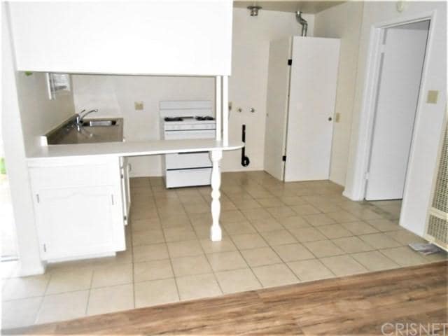Tiled kitchen w/stove - 2115 Marengo Ave
