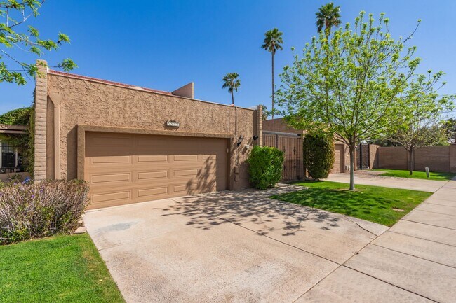 Building Photo - Charming 3-Bedroom Mid-Century Gem in the ...