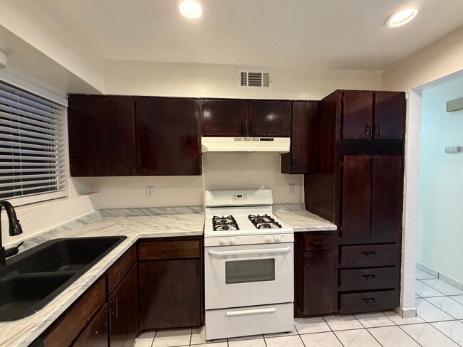 Building Photo - Move in ready 3 Bd 2BA home in upper NE Bakersfield