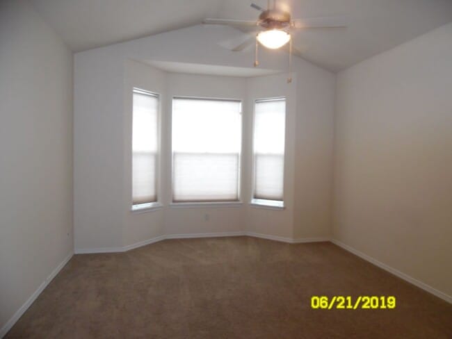 Building Photo - 325 NW Cypress St