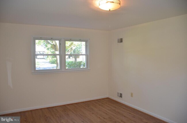 Building Photo - 1446 Mayflower Dr