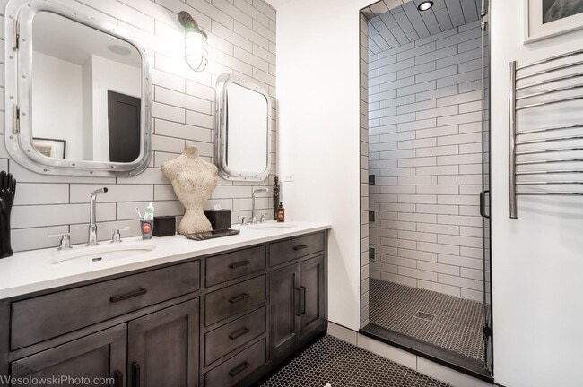 Building Photo - 2041 W Cuyler Ave