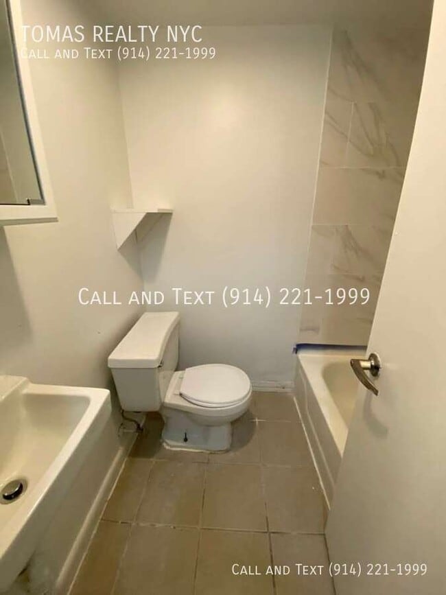 Building Photo - 176 Oak St