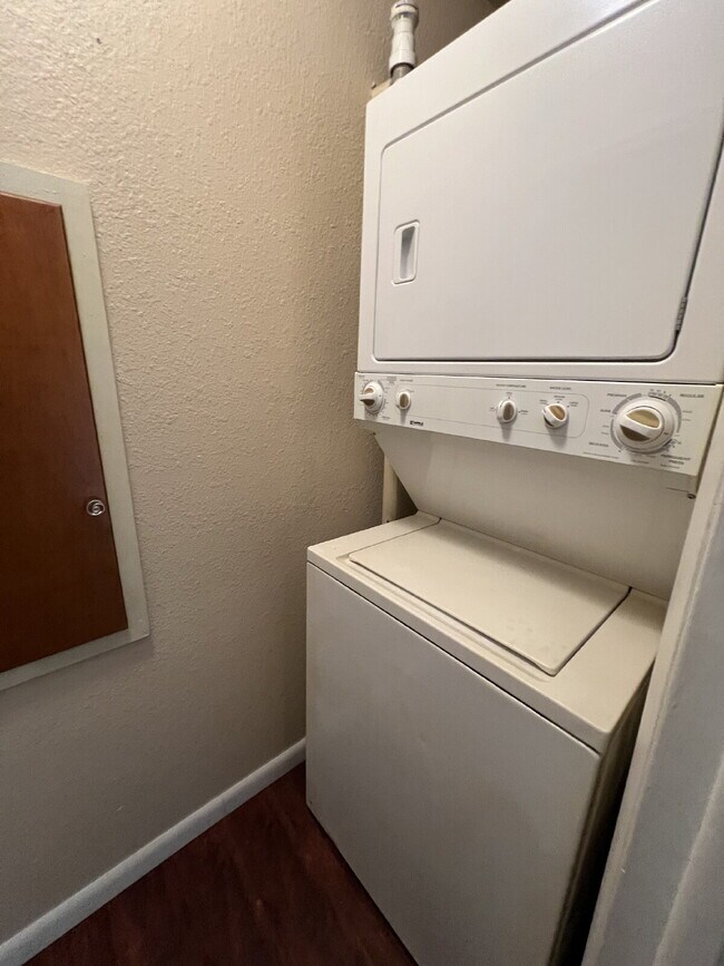 Building Photo - Charming West Side Upper-Level Duplex for ...