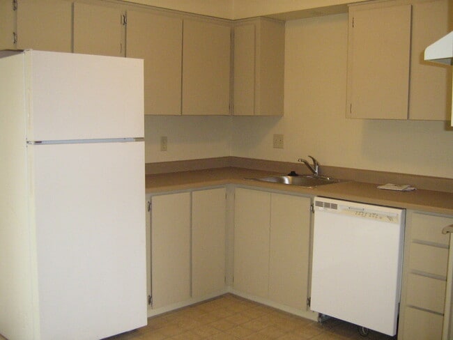 Building Photo - 2 bedroom 1 bath single level duplex