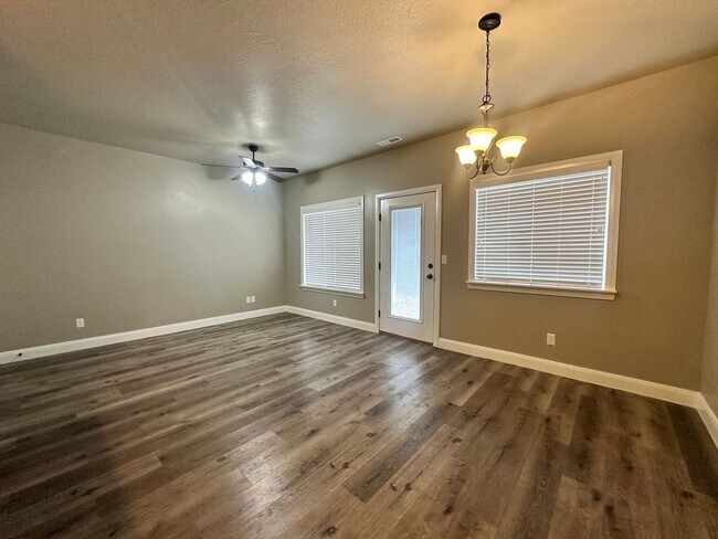 Building Photo - ** Move-in Discount** 3 Bedroom - 2.5 bathroom - in the heart of Cedar City!