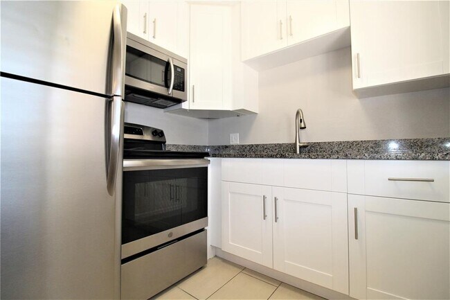 Building Photo - 3001 Bee Ridge Rd