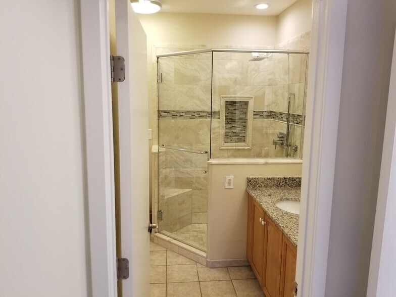 Primary bathroom - 21 Kreger Dr