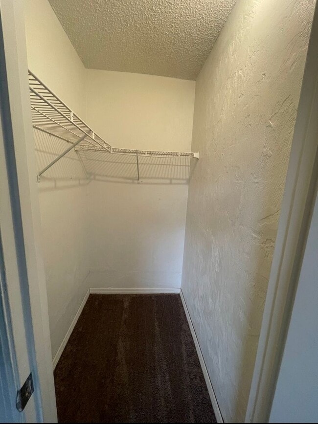 Building Photo - 2 Bedroom 2 Bath Apartment Home *** Limite...