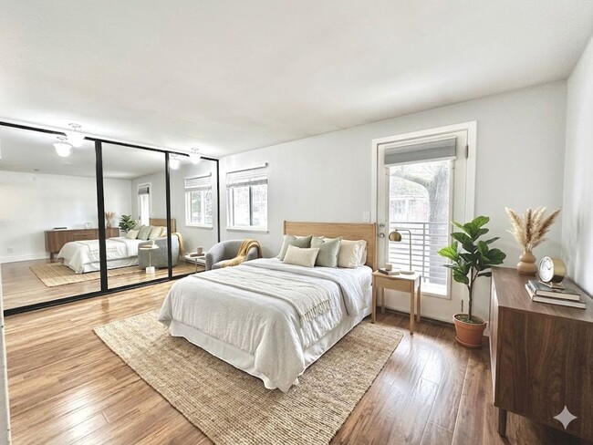 Building Photo - Updated 2Be | 1.5 Ba Condo Near to UW
